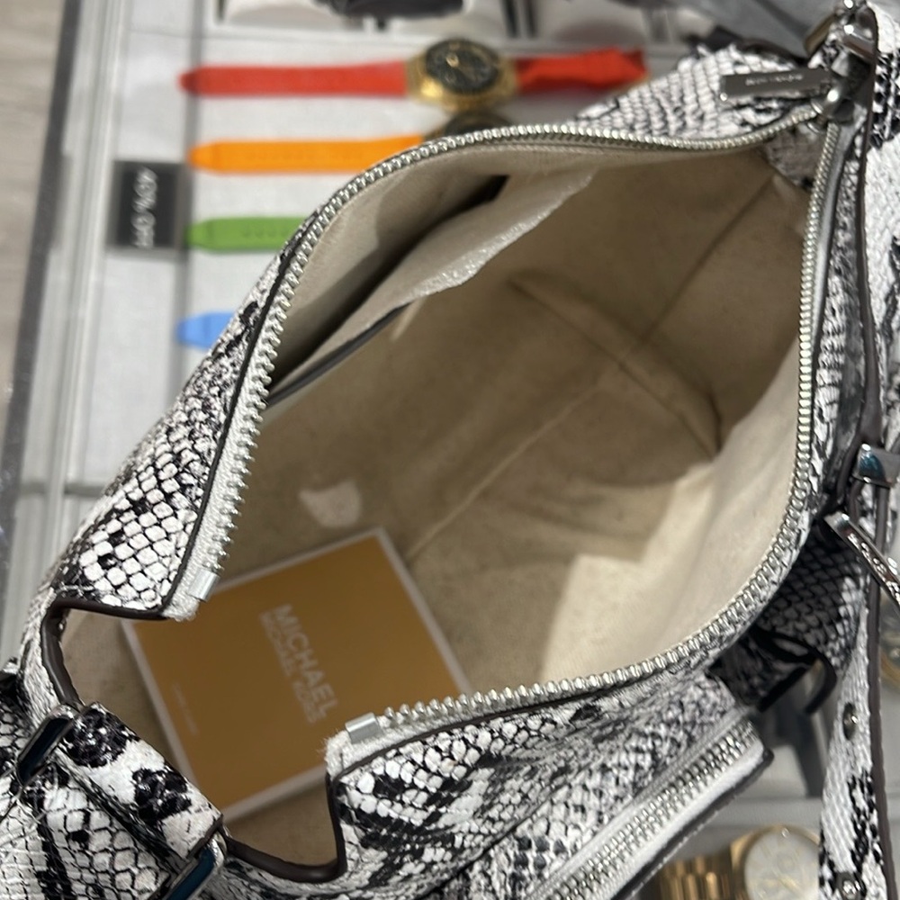 MICHAEL KORS Dakota Md Snake Embossed Leather Pocket Shoulder Bag
ALUMINUM
NWT - Picture 9 of 16